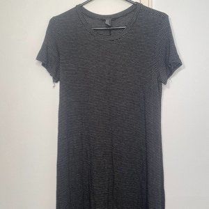 F21 B&W TShirt Dress (Size Medium)